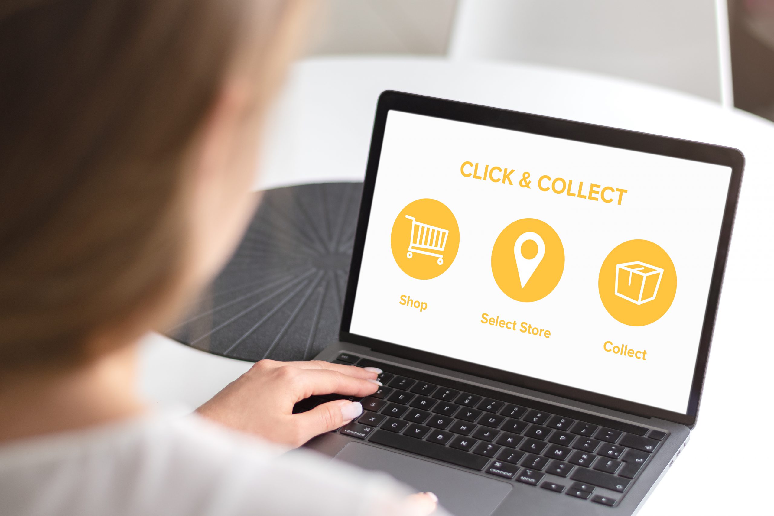Frau vor Laptop mit Click and Collect